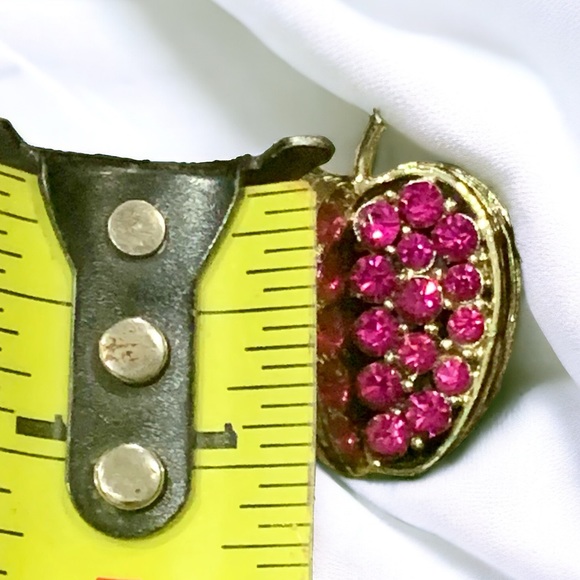 Vintage Apple Brooch Gold Tone Metal and Fuchsia Rhinestones - Picture 4 of 4